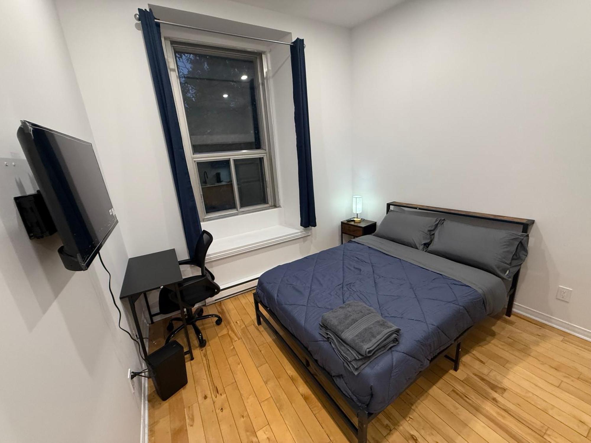Charming Apartment Downtown Montreal With Parking & Pet-Friendly, Montreal