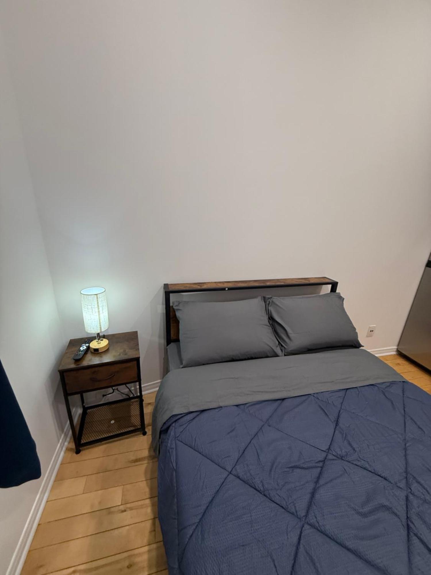 Charming Apartment Downtown Montreal With Parking & Pet-Friendly — Photos 3