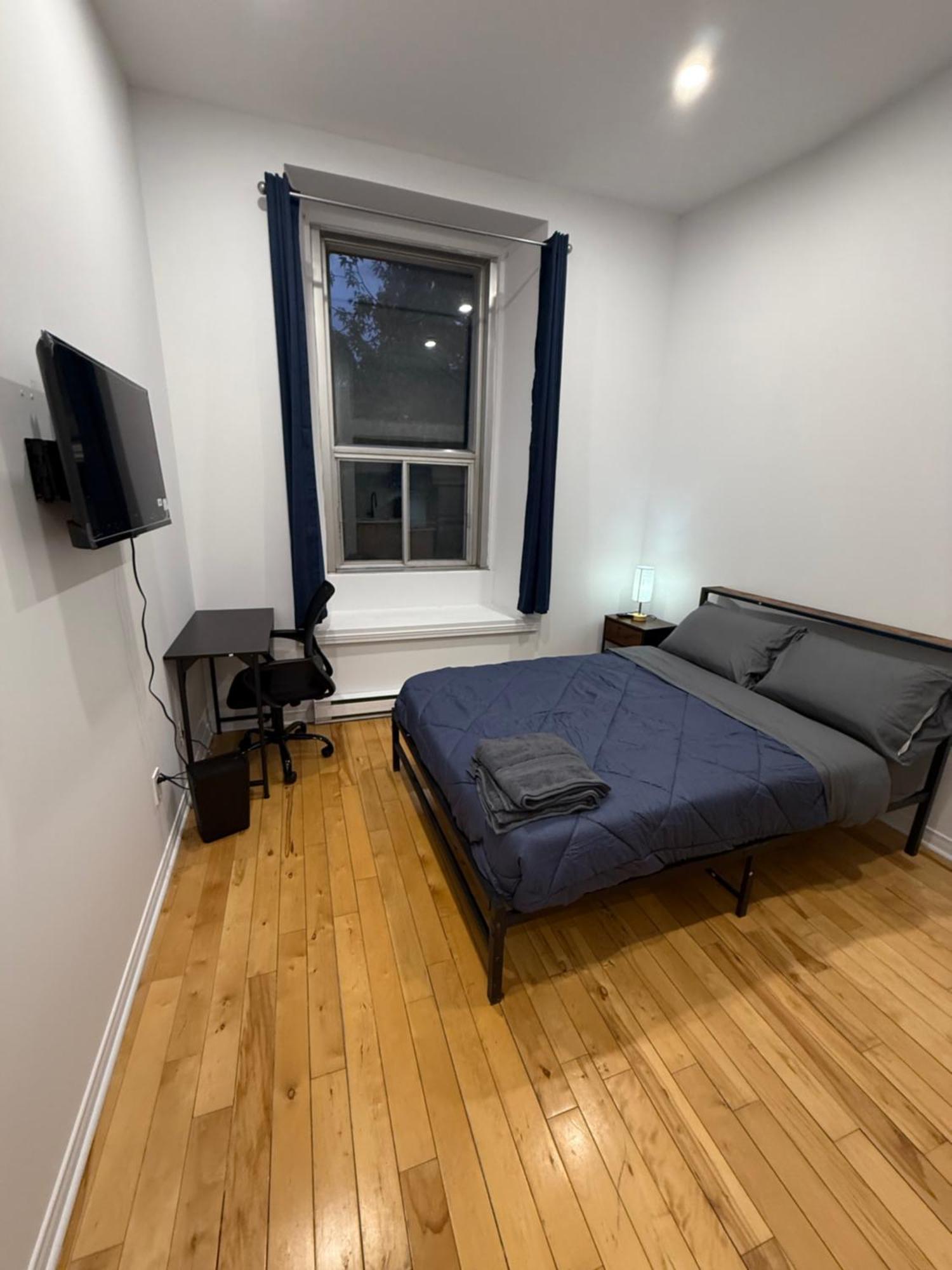 Charming Apartment Downtown Montreal With Parking & Pet-Friendly — Photos 2