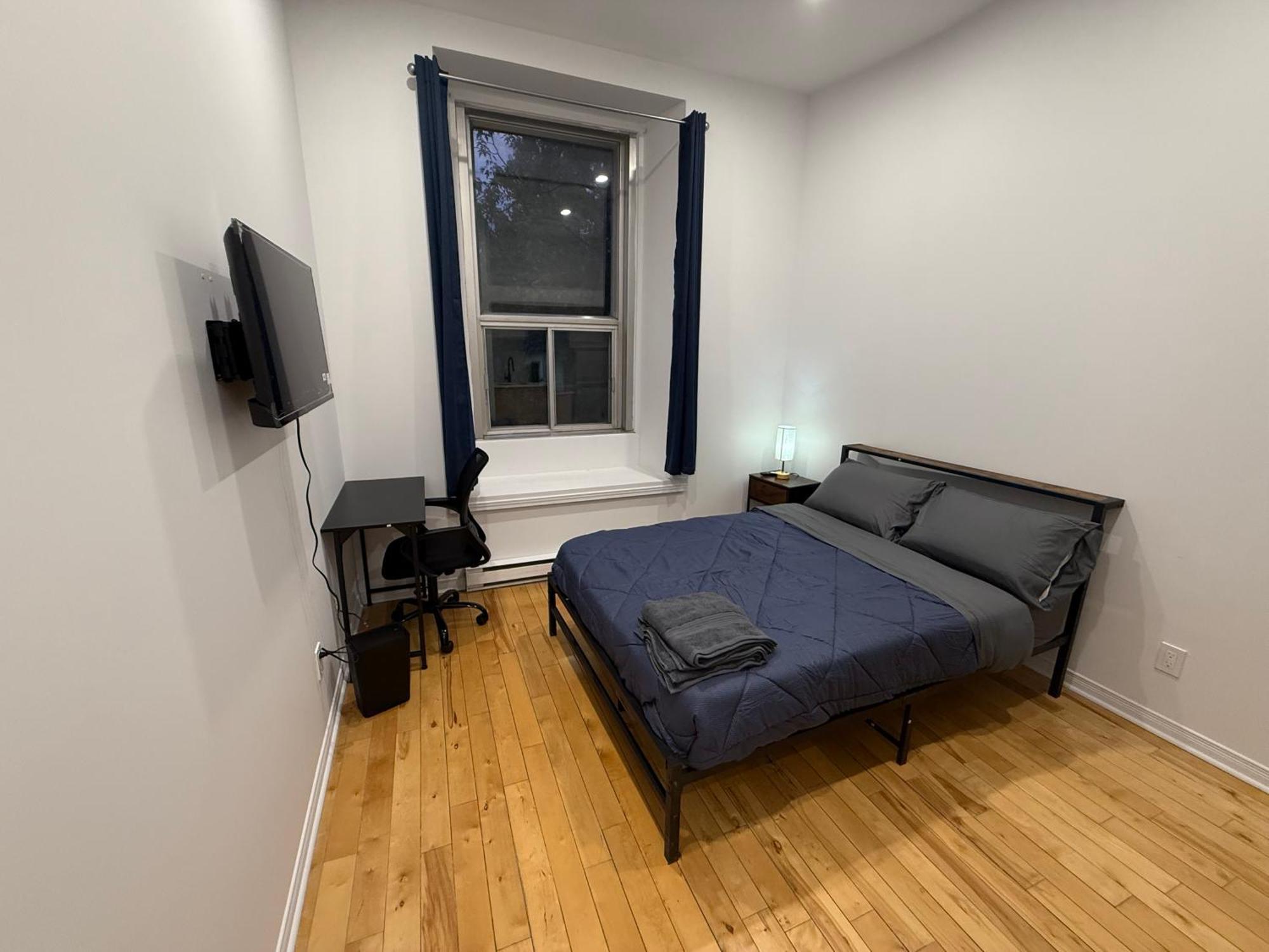 Charming Apartment Downtown Montreal With Parking & Pet-Friendly — Photos 1